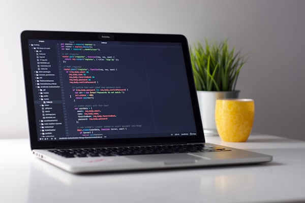 Développeur devant écran — tests automatisés